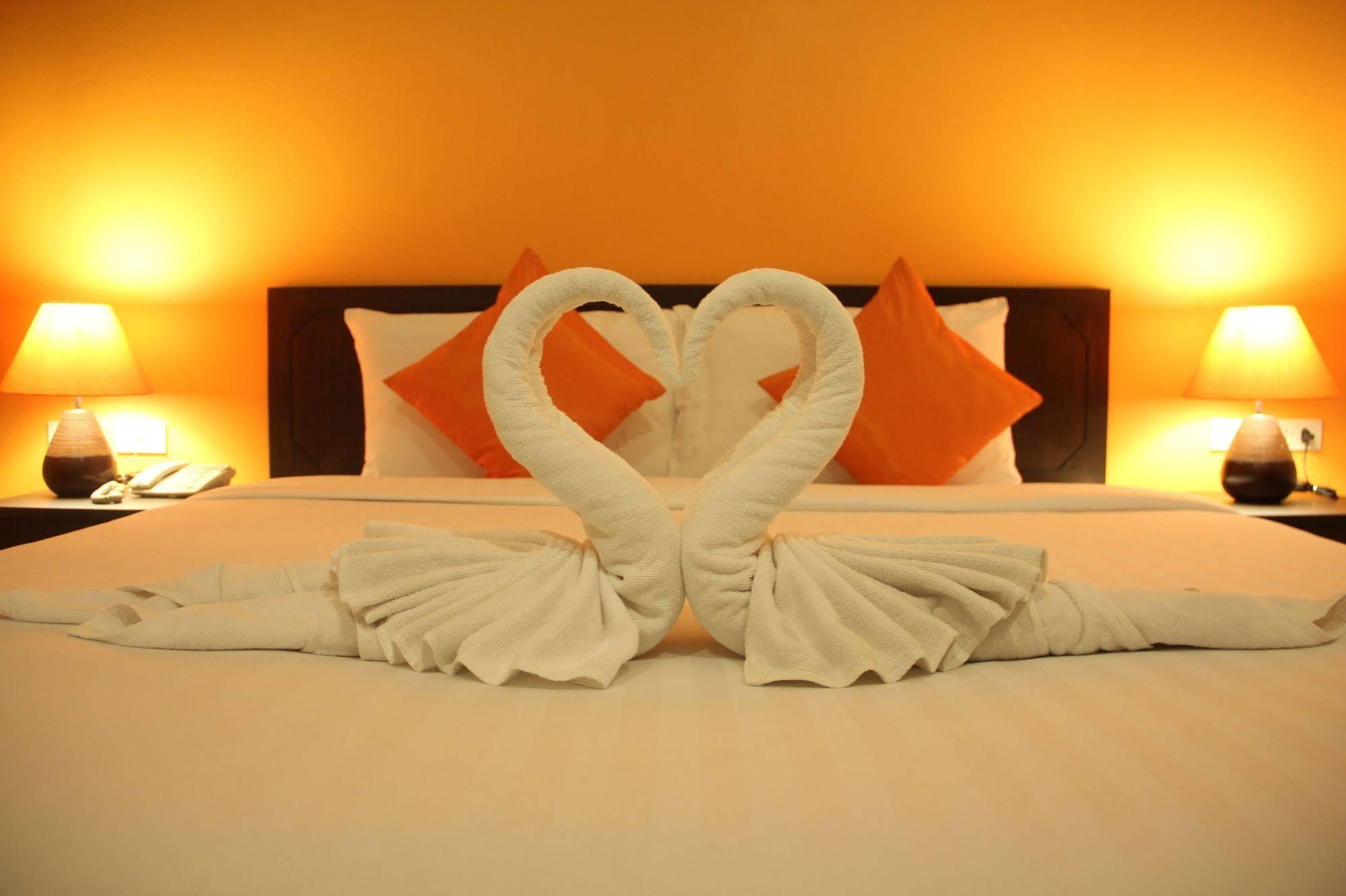 Sri Boutique Hotel Patong Bagian luar foto