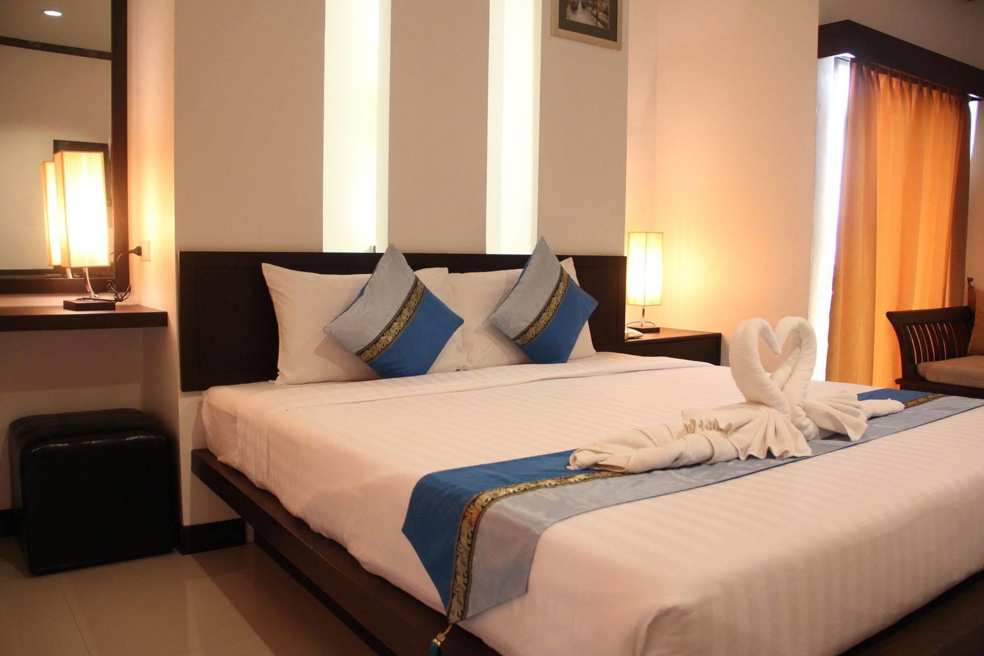 Sri Boutique Hotel Patong Bagian luar foto