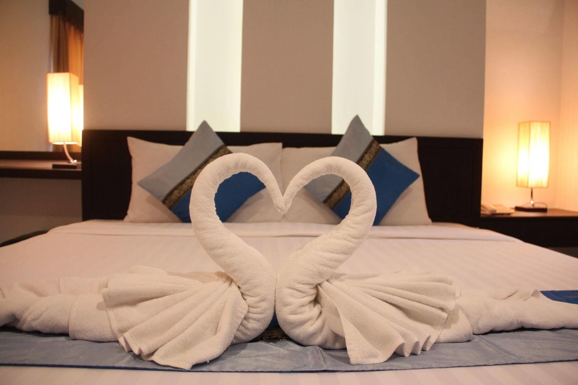 Sri Boutique Hotel Patong Bagian luar foto