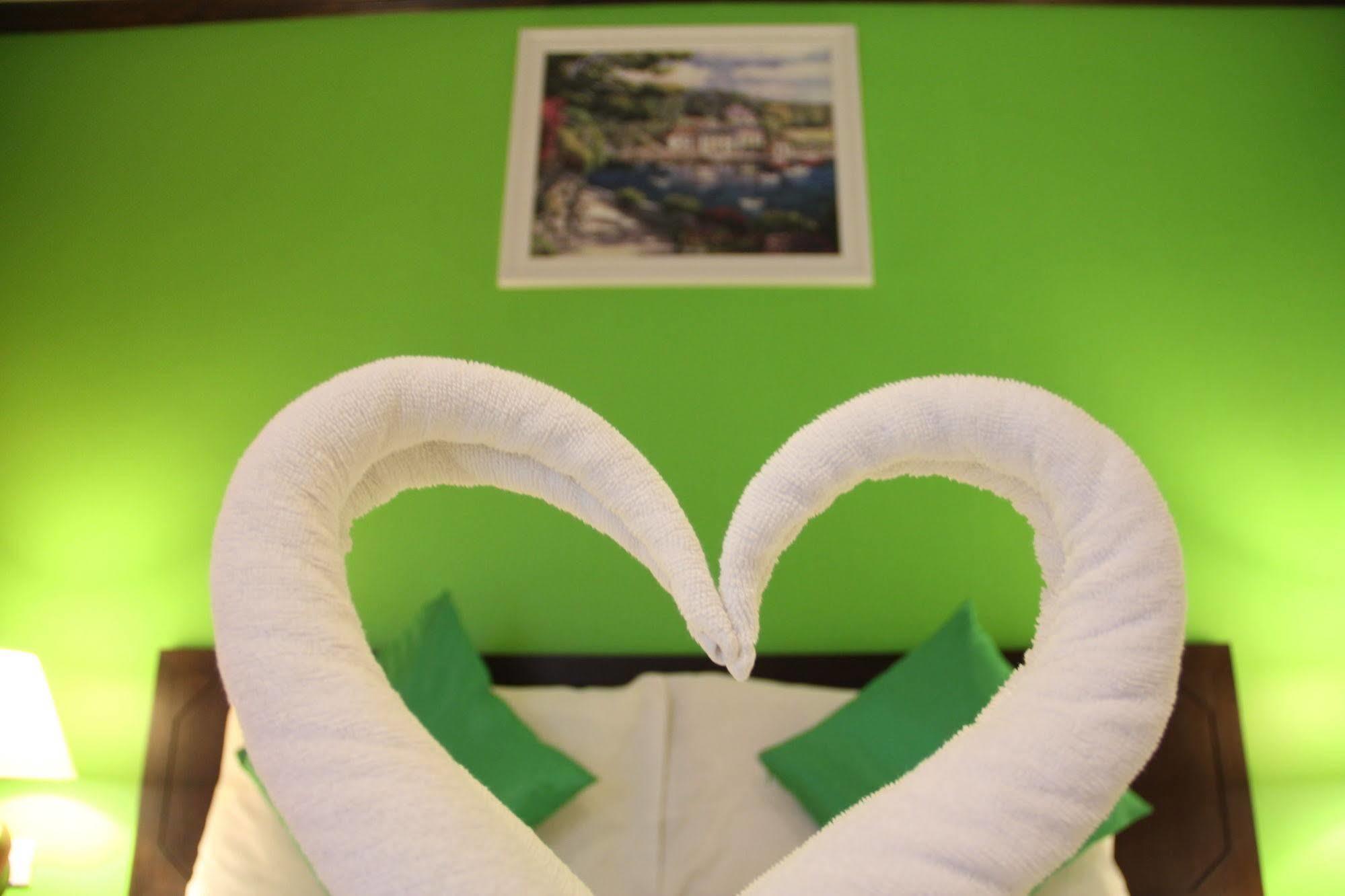 Sri Boutique Hotel Patong Bagian luar foto